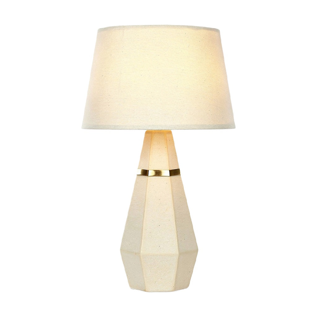 **Techniczny tytuł w języku polskim:** Lampa stołowa z geometrycznym kloszem i złotym akcentem